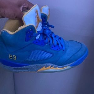 Selling these jordan 5’s, size 10, throw me offers.